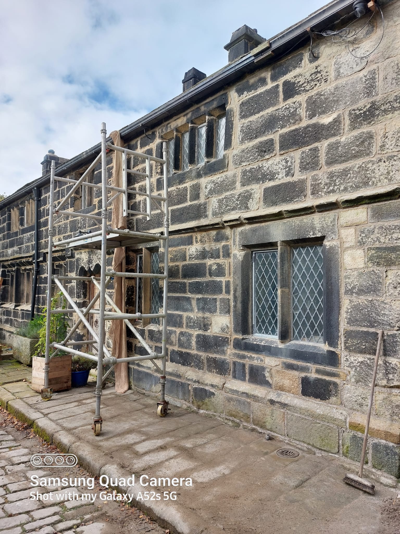Master craftsman applying lime render